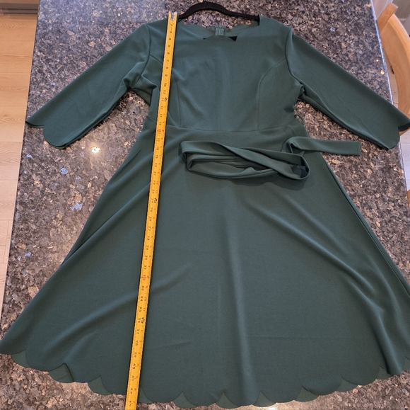 Elegant Green Dress - Picture 3 of 7